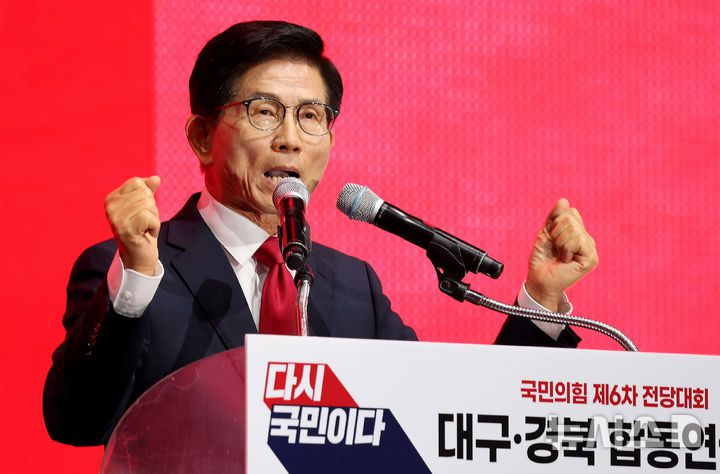 [대구=뉴시스] 이무열 기자 = 김문수 국민의힘 당대표 후보가 8일 대구 북구 엑스코에서 열린 국민의힘 제6차 전당대회 대구·경북 합동연설회에서 정견발표를 하고 있다. 2025.08.08. lmy@newsis.com