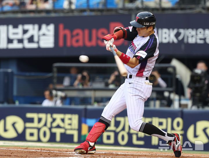 [서울=뉴시스] 이영환 기자 = 8일 오후 서울 송파구 잠실야구장에서 열린 2025 KBO 리그 한화 이글스와 LG 트윈스의 경기, 2회말 1사 주자 1루에서 LG 박해민이 안타를 날리고 있다. 2025.08.08. 20hwan@newsis.com