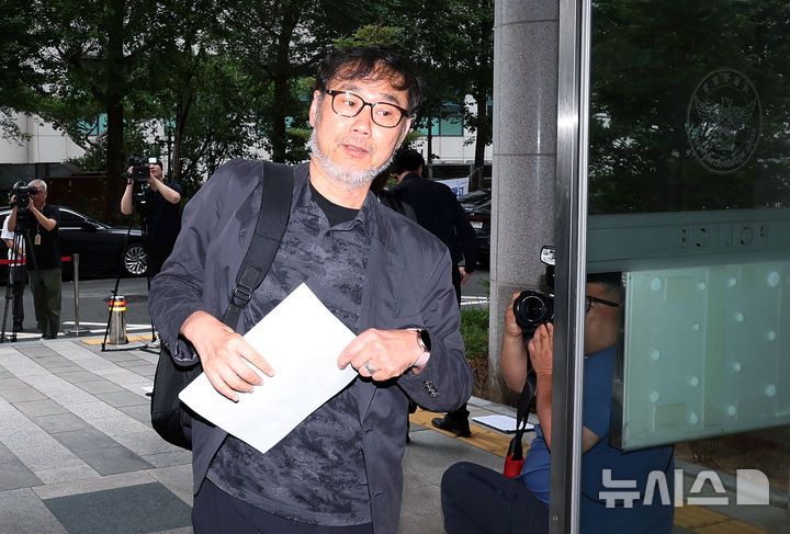 [서울=뉴시스] 홍효식 기자 = 김순환 서민민생대책위원회(서민위) 사무총장이 9일 서울 마포구 서울경찰청 금융범죄수사대에서 이춘석 주식 차명거래 의혹 고발인 조사에 출석하고 있다. 2025.08.09. yesphoto@newsis.com