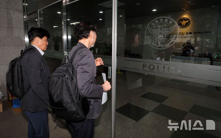 [서울=뉴시스] 홍효식 기자 = 김순환(오른쪽) 서민민생대책위원회(서민위) 사무총장이 9일 서울 마포구 서울경찰청 금융범죄수사대에서 이춘석 주식 차명거래 의혹 고발인 조사에 출석하고 있다. 2025.08.09. yesphoto@newsis.com