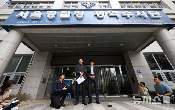 [서울=뉴시스] 홍효식 기자 = 김순환 서민민생대책위원회(서민위) 사무총장이 9일 서울 마포구 서울경찰청 금융범죄수사대에서 이춘석 주식 차명거래 의혹 고발인 조사 출석에 앞서 입장을 밝히고 있다. 오른쪽은 고일영 변호사. 2025.08.09. yesphoto@newsis.com