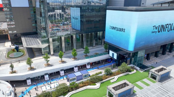 서울 코엑스에서 운영되는 '갤럭시 Z 폴드7?Z 플립7'과 아티스트 '장 줄리앙(Jean Jullien)'의 협업 체험존 'The Galaxy UNFOLDERS' 전경(사진=삼성전자 제공) *재판매 및 DB 금지