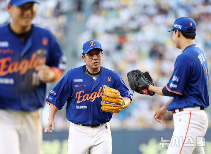 [서울=뉴시스] 조성우 기자 = 10일 오후 서울 송파구 잠실야구장에서 열린 2025 KBO리그 한화 이글스와 LG 트윈스의 경기, 한화 2루수 안치홍이 LG 3회말 공격 2사 후 오스틴의 직선타를 호수비로 잡아낸 후 선발투수 문동주와 하이파이브 하고 있다. 2025.08.10. xconfind@newsis.com