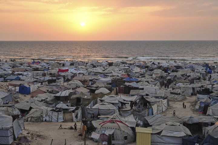 [가자시티=AP/뉴시스] 10일(현지 시간) 가자지구 가자시티 해안의 난민촌 모습. 이스라엘 안보 내각이 지난 8일 승인한 가자시티 점령 계획에 따라 가자시티 피란민들은 남부로 이주될 예정이다. 2025.08.11.