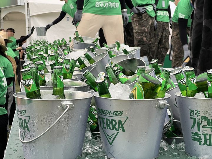 [전주=뉴시스] 김민성 기자 = 전주가맥축제 내 '맥주 연못'에서 얼음이 가득 담긴 양동이에 테라를 담아 판매하는 모습. 2025.08.08. kms@newsis.com. *재판매 및 DB 금지