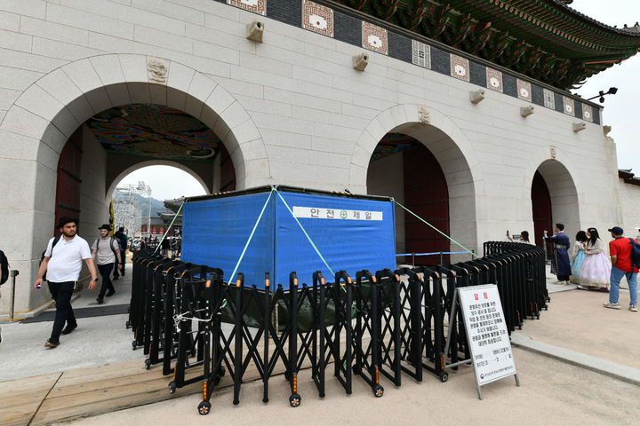 [서울=뉴시스] 11일 낙서로 훼손된  경복궁 광화문 석축 복원 작업 현장 (사진=국가유산청 제공:) 2025.08.11. photo@newsis.com *재판매 및 DB 금지