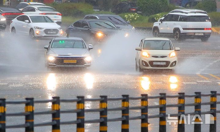 [제주=뉴시스] 우장호 기자 = 정체전선 영향으로 호우특보가 내려진 11일 오전 제주시 노형오거리 인근 거리에서 차량들이 물보라를 일으키며 지나가고 있다. 2025.08.11. woo1223@newsis.com