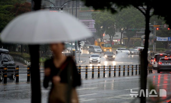 [제주=뉴시스] 우장호 기자 = 정체전선 영향으로 호우특보가 내려진 11일 오전 제주시 노형오거리 인근 거리에 우산을 쓴 시민들이 걸어가고 있다. 2025.08.11. woo1223@newsis.com
