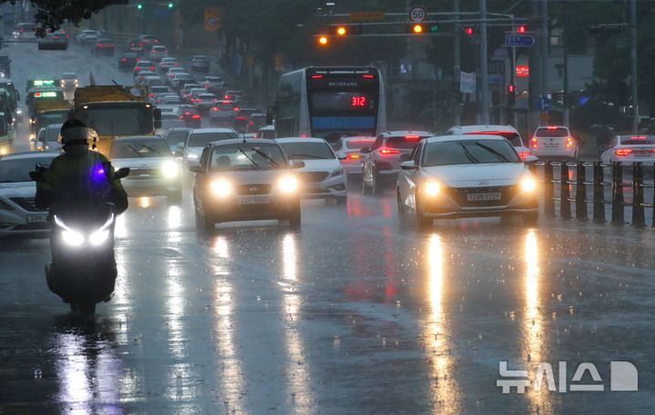 [제주=뉴시스] 우장호 기자 = 정체전선 영향으로 호우특보가 내려진 11일 오전 제주시 노형오거리 인근 거리에서 차량들이 전조등을 환히 밝힌 채 이동하고 있다. 2025.08.11. woo1223@newsis.com