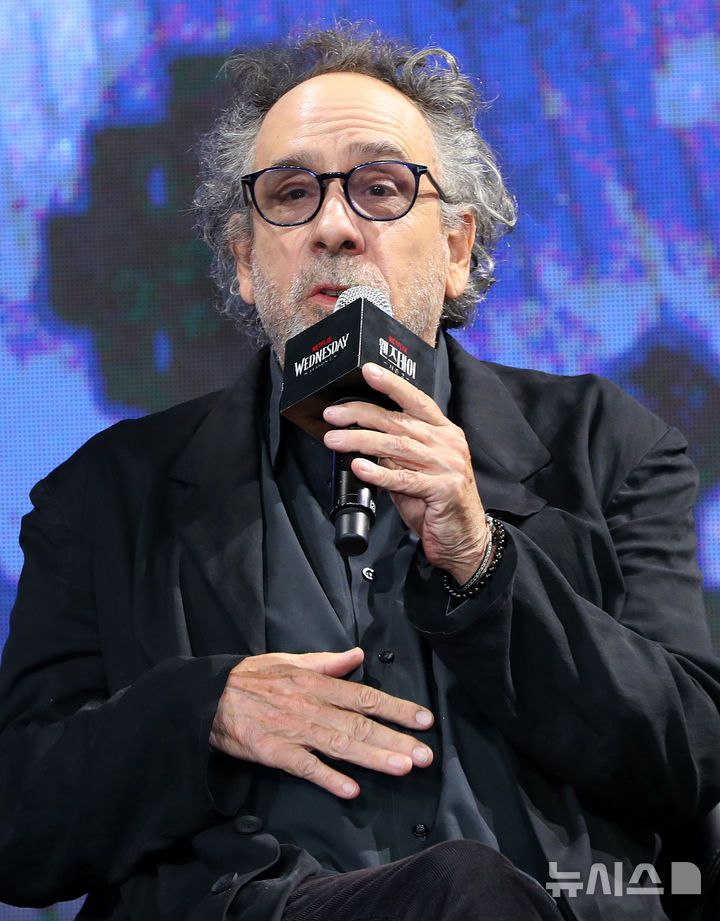 [서울=뉴시스] 김혜진 기자 = 팀 버튼 감독이 11일 오전 서울 종로구 포시즌스 호텔에서 열린 넷플릭스(Netflix) 시리즈 '웬즈데이' 시즌2 기자간담회에서 인사말을 하고 있다. 2025.08.11. jini@newsis.com