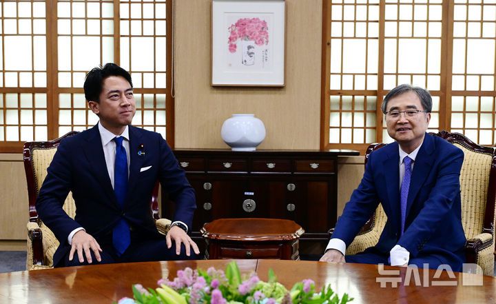 [서울=뉴시스] 추상철 기자 = 조현(오른쪽) 외교부 장관이 지난달 11일 오후 서울 종로구 외교부 대접견실에서 고이즈미 신지로 일본 농림수산대신과 면담하고 있다. (공동취재) 2025.09.08. photo@newsis.com