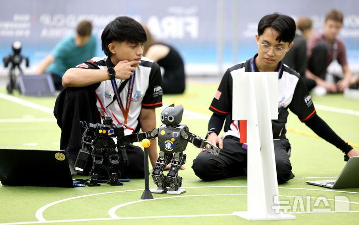 [대구=뉴시스] 이무열 기자 = 11일 대구 북구 엑스코에서 열린 ‘제30회 FIRA 로보월드컵 앤 써밋 2025 한국’에 출전한 참가자들이 경기에 앞서 로봇을 점검하고 있다. 올해 30주년을 맞은 ‘FIRA 로보월드컵 앤 써밋’에는 미국, 영국, 독일, 캐나다, 러시아, 중국, 대만, 이란, 브라질 등 전 세계 17개국 900여 명의 로봇 유망주들이 참가해 직접 프로그래밍한 로봇으로 열띤 경쟁을 펼친다. 2025.08.11. lmy@newsis.com