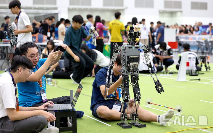 [대구=뉴시스] 이무열 기자 = 11일 대구 북구 엑스코에서 열린 ‘제30회 FIRA 로보월드컵 앤 써밋 2025 한국’에 출전한 참가자들이 경기에 앞서 로봇을 점검하고 있다. 올해 30주년을 맞은 ‘FIRA 로보월드컵 앤 써밋’에는 미국, 영국, 독일, 캐나다, 러시아, 중국, 대만, 이란, 브라질 등 전 세계 17개국 900여 명의 로봇 유망주들이 참가해 직접 프로그래밍한 로봇으로 열띤 경쟁을 펼친다. 2025.08.11. lmy@newsis.com