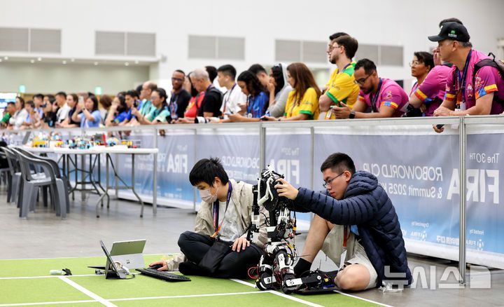 [대구=뉴시스] 이무열 기자 = 11일 대구 북구 엑스코에서 열린 ‘제30회 FIRA 로보월드컵 앤 써밋 2025 한국’에 출전한 참가자들이 경기에 앞서 로봇을 점검하고 있다. 올해 30주년을 맞은 ‘FIRA 로보월드컵 앤 써밋’에는 미국, 영국, 독일, 캐나다, 러시아, 중국, 대만, 이란, 브라질 등 전 세계 17개국 900여 명의 로봇 유망주들이 참가해 직접 프로그래밍한 로봇으로 열띤 경쟁을 펼친다. 2025.08.11. lmy@newsis.com