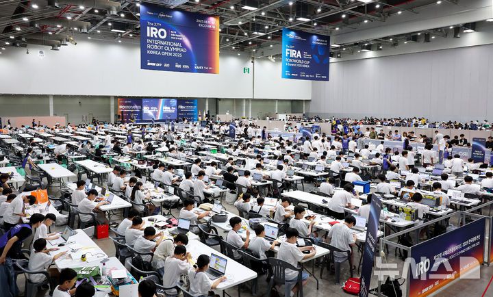 [대구=뉴시스] 이무열 기자 = 11일 대구 북구 엑스코에서 열린 ‘제30회 FIRA 로보월드컵 앤 써밋 2025 한국’과 ‘2025 국제로봇올림피아드 한국대회 본선’에 출전한 참가자들이 경기에 앞서 로봇을 점검하고 있다. 2025.08.11. lmy@newsis.com