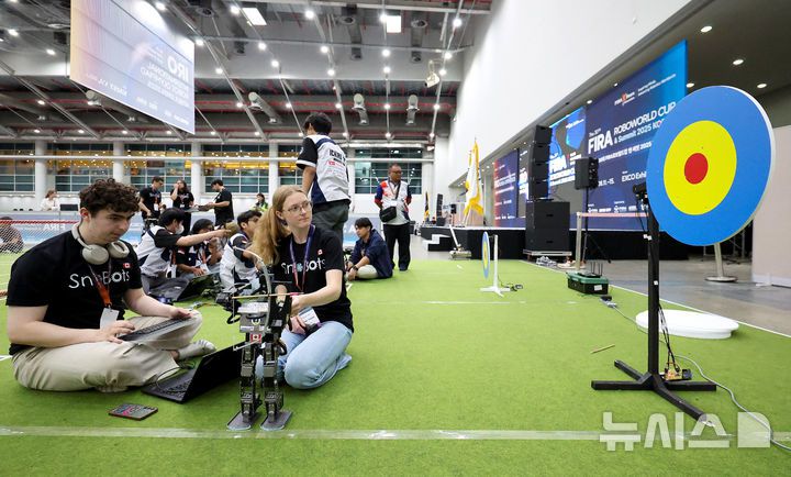 [대구=뉴시스] 이무열 기자 = 11일 대구 북구 엑스코에서 열린 ‘제30회 FIRA 로보월드컵 앤 써밋 2025 한국’에 출전한 참가자들이 경기에 앞서 로봇을 점검하고 있다. 올해 30주년을 맞은 ‘FIRA 로보월드컵 앤 써밋’에는 미국, 영국, 독일, 캐나다, 러시아, 중국, 대만, 이란, 브라질 등 전 세계 17개국 900여 명의 로봇 유망주들이 참가해 직접 프로그래밍한 로봇으로 열띤 경쟁을 펼친다. 2025.08.11. lmy@newsis.com