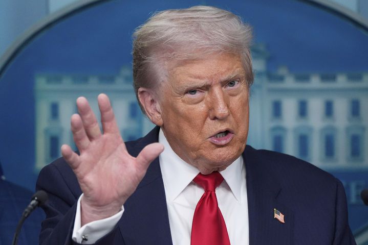 [워싱턴=AP/뉴시스]도널드 트럼프 미국 대통령이 지난 11일(현지 시간) 백악관 브리핑룸에서 워싱턴DC 치안 강화 조치 관련 기자회견을 진행하고 있다. 2025.08.21.