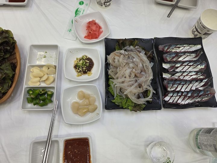 [뉴시스] 속초 오징어 난전 인근 횟집에서 구매한 2만원짜리 오징어 두 마리에 서비스 회. (사진=속초시청 자유게시판) *재판매 및 DB 금지