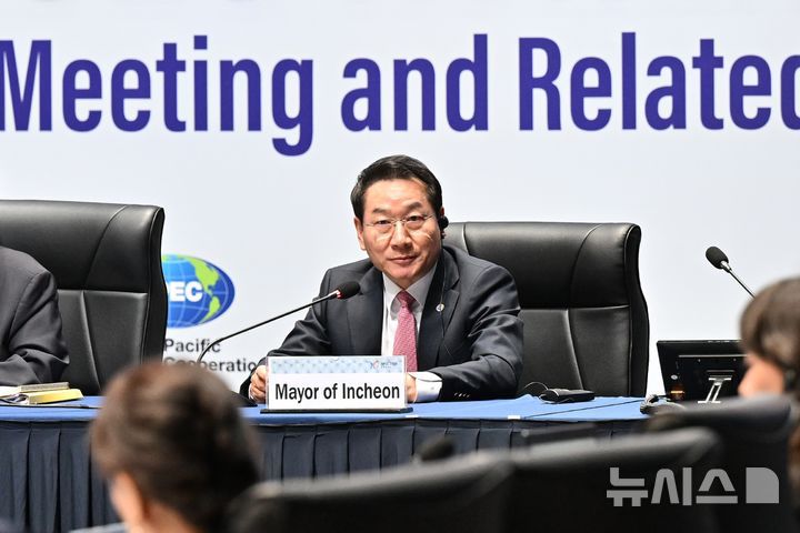 [인천=뉴시스] 유정복 인천시장이 12일 송도컨벤시아에서 열린 'APEC 여성경제회의'에서 환영사를 하고 있다. (사진=인천시 제공) 2025.08.12. photo@newsis.com