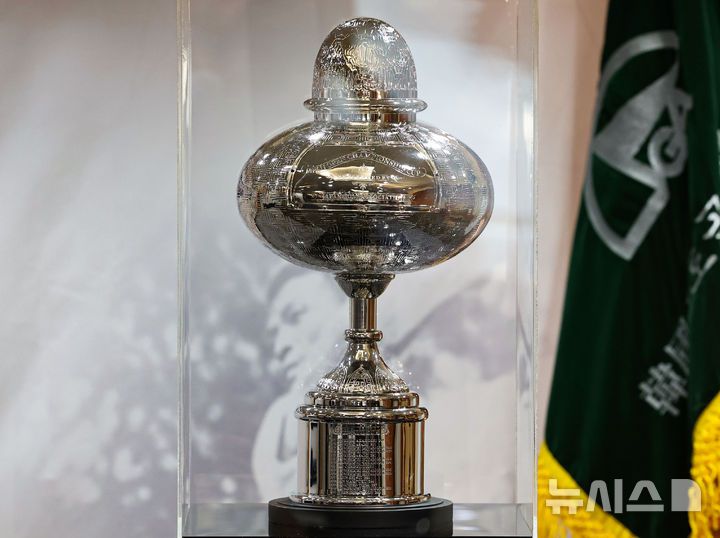 [서울=뉴시스] 권창회 기자 = 12일 오전 서울 중구 프레스센터에서 열린 대한민국 1호 프로골프 선수 故연덕춘, 역사와 전설을 복원하다 행사에서 故연덕춘 고문의 일본오픈 복원 트로피가 공개되고 있다. 이번 행사는 고인이 일제강점기인 1941년 일본프로골프 최고 권위 대회인 일본오픈에서 우승할 당시 일본인 '노부하라 도쿠하루(延原德春)’로 기록된 우승자 이름과 국적이 ‘연덕춘’으로 고쳐졌다. 2025.08.12. kch0523@newsis.com