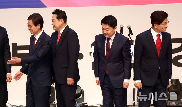 [부산=뉴시스] 하경민 기자 = 국민의힘 제6차 전당대회 부산·울산·경남 합동연설회가 열린 12일 부산 해운대구 벡스코 오디토리움에서 조경태(왼쪽부터), 장동혁, 안철수, 김문수 국민의힘 당 대표 후보가 당원들에게 인사한 뒤 무대를 내려가고 있다. 2025.08.12. yulnetphoto@newsis.com