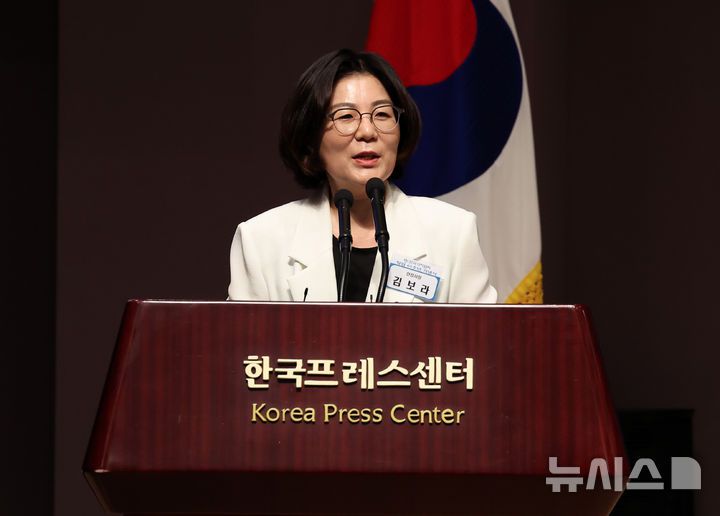 [서울=뉴시스] 배훈식 기자 = 김보라 안성시장이 지난달 12일 오후 서울 중구 한국프레스센터에서 열린 한국기협 61주년 기념식에서 감사패를 받은 뒤 소감을 말하고 있다. 2025.08.12. dahora83@newsis.com