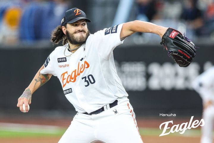 [서울=뉴시스]  12일 대전 한화생명이글스파크에서 열린 프로야구 롯데 자이언츠와 한화 이글스의 경기에서 한화 폰세가 투구를 하고 있다. 폰세는 이날 KBO 최초 개막 15연승과 최소 경기 200K 신기록을 달성했다. (사진=한화이글스 제공). 2025.08.12. photo@newsis.com *재판매 및 DB 금지