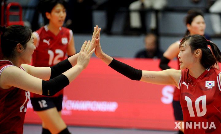 [수라바야=신화/뉴시스] 한국 21세 이하(U-21) 여자 배구 대표팀의 곽선옥(오른쪽)이 12일(현지 시간) 인도네시아 동자바주 수라바야에서 열린 2025 국제배구연맹(FIVB) U-21 세계선수권대회 B조 예선 5차전에서 멕시코와 경기 중 득점에 기뻐하고 있다. 한국이 멕시코를 3-0(25-20 25-22 25-18)으로 꺾고 3승2패를 기록해 조 3위로 16강에 진출했다. 2025.08.13.