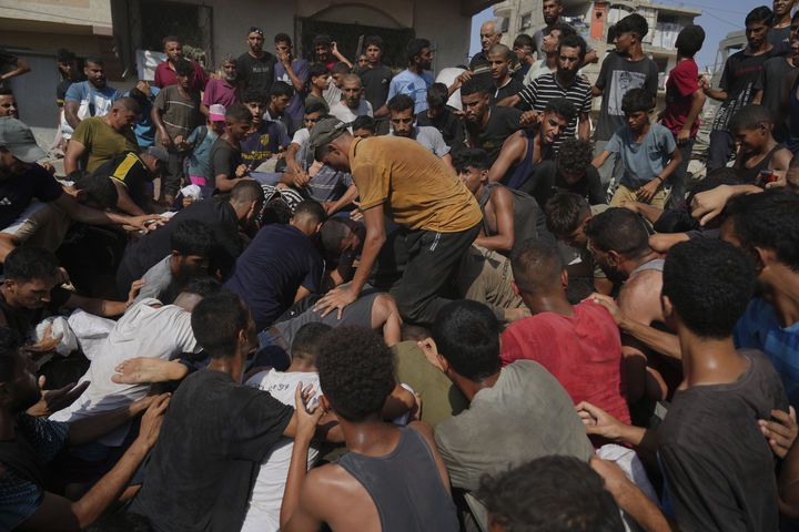 [가자시티=AP/뉴시스] 지난 14일(현지 시간) 가자지구 북부 가자시티에서 팔레스타인 주민들이 낙하산으로 공중 투하된 인도적 지원 물품을 차지하기 위해 몰려들고 있다. 2025.08.18.