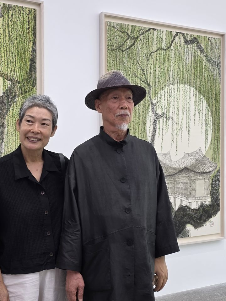 [사진=박현주 미술전문기자] 박대성 화백과 부인인 정미연 작가가 리안갤러리 대구에서 첫 개인전에 선보인 신작 초록 능수버들 작품앞에서 포즈를 취했다. 2025.08.14.hyun@newsis.com *재판매 및 DB 금지