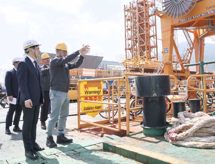 [서울=뉴시스] 김정관 산업통상자원부 장관이 14일 경남 거제시 한화오션 거제사업장을 방문해 특수선 제작 야드현장을 둘러보고 있다. (사진=산업통상자원부 제공) 2025.08.14. photo@newsis.com *재판매 및 DB 금지