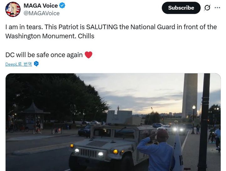 [워싱턴=뉴시스]미국 독립언론인 프리덤뉴스TV는 트럼프 대통령 지시에 따라 워싱턴DC 주방위군의 시내 배치가 시작된 지난 12일(현지 시간) 공개한 영상으로, 워싱턴기념탑 인근에서 군인들을 태운 장갑차가 지나가자 태극기를 지참한 시민이 경례를 하고 있는 모습. (사진=프리덤뉴스TV 영상 캡쳐).2025.08.15.   *재판매 및 DB 금지