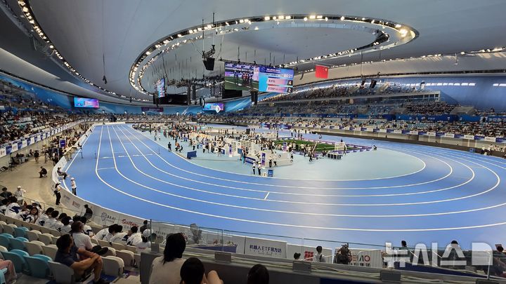 [베이징=뉴시스] 박정규 특파원 = 15일 오전 '2025 세계휴머노이드로봇운동회'가 열린 중국 베이징 국가스피드스케이팅경기장 모습. 이번 대회가 열리는 15일부터 17일까지 16개국에서 참가한 280개 팀이 달리기·축구·격투기 등 각종 스포츠 종목을 비롯해 군무·무술이나 약품·물건 옮기기 등 다양한 종목에서 경쟁을 펼친다. 2025.08.15 pjk76@newsis.com