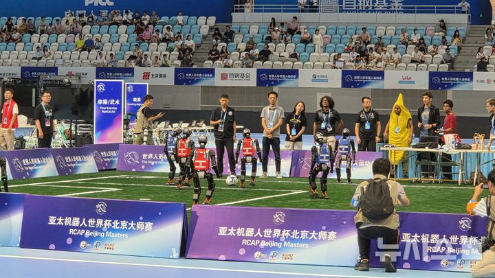 [베이징=뉴시스] 박정규 특파원 = 15일 오전 '2025 세계휴머노이드로봇운동회'가 열린 중국 베이징 국가스피드스케이팅경기장에서 로봇축구 경기가 펼쳐지고 있다. 이번 대회가 열리는 15일부터 17일까지 16개국에서 참가한 280개 팀이 달리기·축구·격투기 등 각종 스포츠 종목을 비롯해 군무·무술이나 약품·물건 옮기기 등 다양한 종목에서 경쟁을 펼친다. 2025.08.15 pjk76@newsis.com