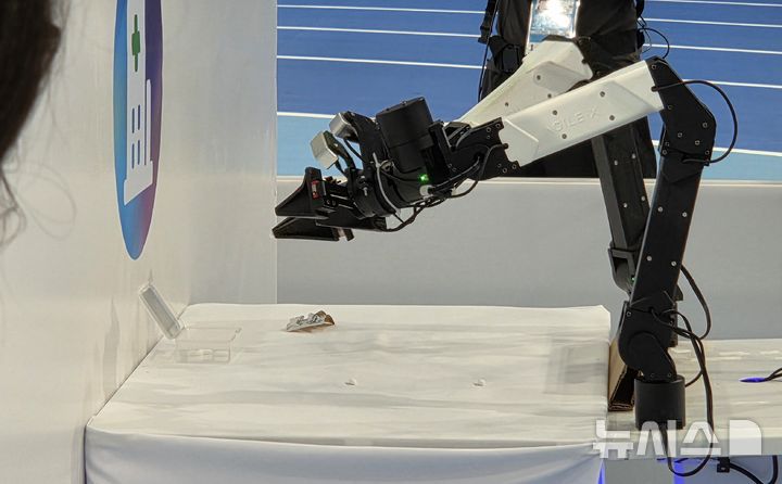 [베이징=뉴시스] 박정규 특파원 = 15일 오전 '2025 세계휴머노이드로봇운동회'가 열린 중국 베이징 국가스피드스케이팅경기장에서 경기에 참가한 로봇이 알약을 집어 약통에 옮기고 있다. 이번 대회가 열리는 15일부터 17일까지 16개국에서 참가한 280개 팀이 달리기·축구·격투기 등 각종 스포츠 종목을 비롯해 군무·무술이나 약품·물건 옮기기 등 다양한 종목에서 경쟁을 펼친다. 2025.08.15 pjk76@newsis.com