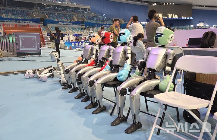 [베이징=뉴시스] 박정규 특파원 = 지난 13일 중국 베이징 국가스피드스케이팅경기장에서 '2025 세계휴머노이드로봇운동회'를 앞두고 격투기 경기 연습을 위해 로봇들이 대기하고 있다. 이번 대회가 열리는 15일부터 17일까지 16개국에서 참가한 280개 팀이 달리기·축구·격투기 등 각종 스포츠 종목을 비롯해 군무·무술이나 약품·물건 옮기기 등 다양한 종목에서 경쟁을 펼친다. 2025.08.15 pjk76@newsis.com