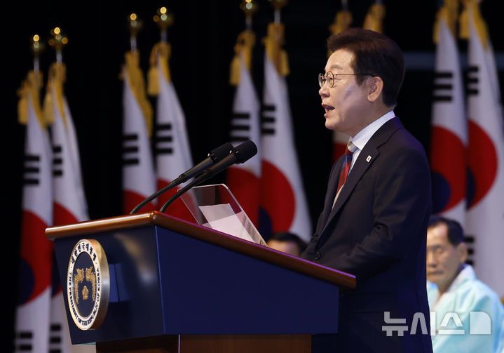 [서울=뉴시스] 최동준 기자 = 이재명 대통령이 15일 서울 종로구 세종문화회관에서 열린 제80주년 광복절 경축식에서 경축사를 하고 있다. 2025.08.15. photocdj@newsis.com
