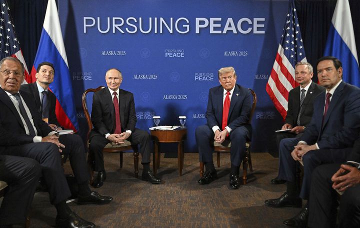 [앵커리지=AP/뉴시스] 러시아가 도널드 트럼프 미국 행정부의 '토마호크 미사일 우크라이나 지원' 검토에 핵 사용을 시사하며 강하게 반발했다. 트럼프 대통령은 블라디미르 푸틴 러시아 대통령과 우선 협의할 수 있다고 말했다. 사진은 트럼프 대통령과 블라디미르 푸틴 러시아 대통령이 지난 8월15일(현지 시간) 미 알래스카주 앵커리지의 앨먼도프-리처드슨 합동군사기지에서 양측 참모들과 함께 3대3 정상회담 전 기념 촬영을 하는 모습. 2025.10.13.