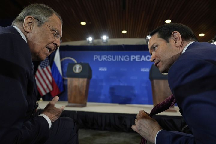 [앵커리지=AP/뉴시스] 마코 루비오 미 국무장관(오른쪽)과 세르게이 라브로프 러시아 외무장관이 15일(현지 시간) 미 알래스카주 앵커리지의 앨먼도프-리처드슨 합동군사기지에서 도널드 트럼프 대통령과 블라디미르 푸틴 대통령의 공동 기자회견을 기다리며 얘기를 나누고 있다. 2025.08.16.