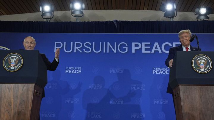 [앵커리지=AP/뉴시스] 도널드 트럼프(오른쪽) 미국 대통령과 블라디미르 푸틴 러시아 대통령이 지난 8월 15일(현지 시간) 미 알래스카주 앵커리지의 앨먼도프-리처드슨 합동군사기지에서 회담 후 공동 기자회견하고 있다. 2025.10.22.