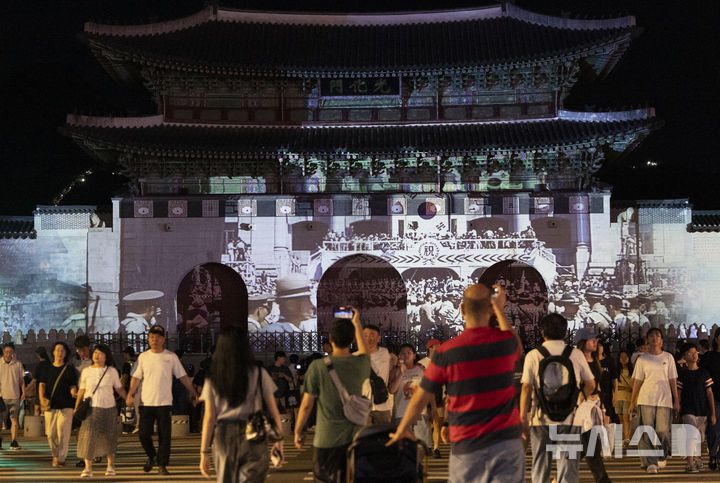 [서울=뉴시스] 김근수 기자 = 16일 서울 종로구 광화문광장에서 광복 80년 빛 축제 '80개의 빛, 하나된 우리'가 열려 광화문 외벽에 미디어 파사드 작품이 펼쳐지고 있다. 국가보훈부는 16일부터 23일까지 광화문과 80ｍ에 달하는 광화문 외벽에  광복 80주년을 맞아 빛 축제인 '80개의 빛, 하나된 우리를 주제로 1945년 광복부터 현재까지 80년 역사가 담긴 영상이 펼쳐진다고 밝혔다. 2025.08.16. ks@newsis.com