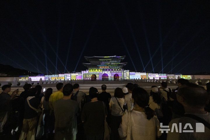 [서울=뉴시스] 김근수 기자 = 16일 서울 종로구 광화문광장에서 광복 80년 빛 축제 '80개의 빛, 하나된 우리'가 열려 광화문 외벽에 미디어 파사드 작품이 펼쳐지고 있다. 국가보훈부는 16일부터 23일까지 광화문과 80ｍ에 달하는 광화문 외벽에  광복 80주년을 맞아 빛 축제인 '80개의 빛, 하나된 우리를 주제로 1945년 광복부터 현재까지 80년 역사가 담긴 영상이 펼쳐진다고 밝혔다. 2025.08.16. ks@newsis.com