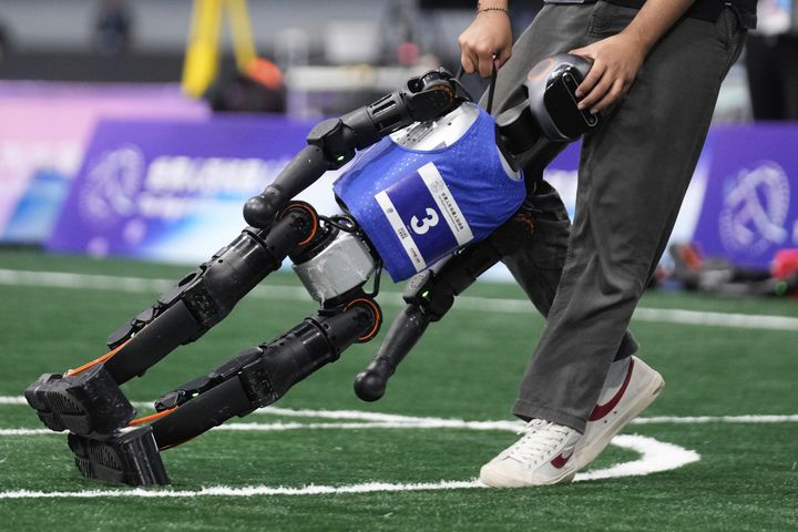 [베이징=AP/뉴시스] 15일(현지 시간) 중국 베이징 국가스피드스케이팅경기장에서 열린 2025 세계 휴머노이드 로봇 운동회 축구 경기에서 로봇이 옮겨지고 있다. 2025.08.18.