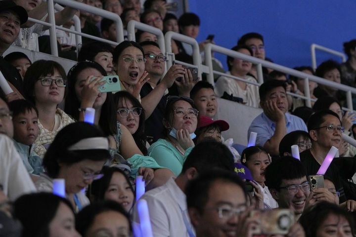 [베이징=AP/뉴시스] 14일(현지 시간) 중국 베이징 국가스피드스케이팅경기장에서 열린 2025 세계 휴머노이드 로봇 운동회 개막식에 참가한 관중들. 2025.08.18.