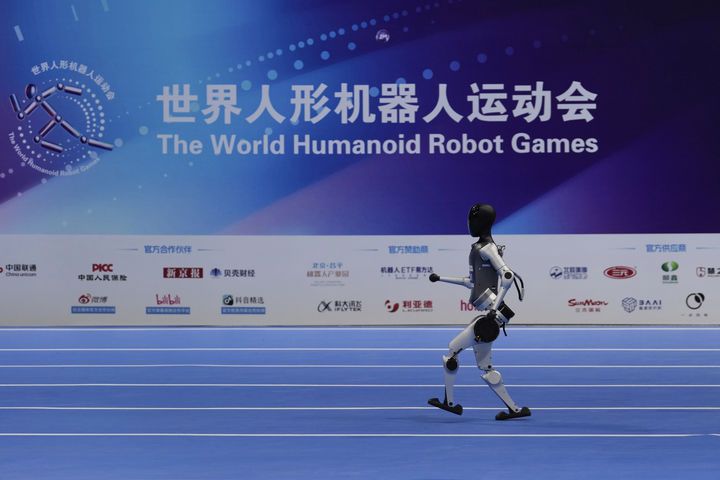 [베이징=AP/뉴시스] 15일(현지 시간) 중국 베이징 국가스피드스케이팅경기장에서 열린 2025 세계 휴머노이드 로봇 운동회에서 한 로봇이 달리고 있다. 2025.08.18.