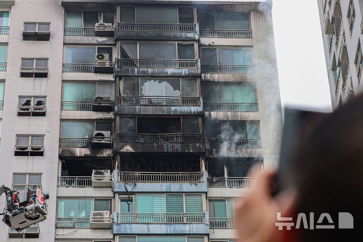 [서울=뉴시스] 권창회 기자 = 17일 서울 마포구 창전동 한 아파트에서 화재가 발생해 소방대원들이 잔불을 정리하고 있다. 2025.08.17. kch0523@newsis.com