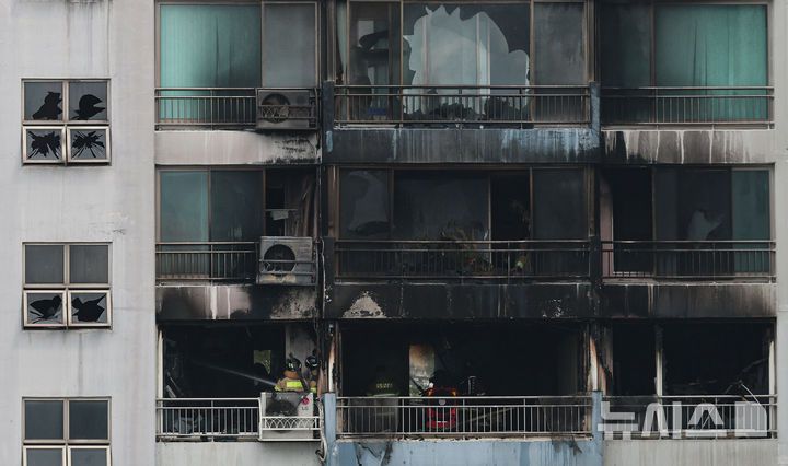 [서울=뉴시스] 권창회 기자 = 17일 서울 마포구 창전동 한 아파트에서 화재가 발생해 소방대원들이 잔불을 정리하고 있다. 2025.08.17. kch0523@newsis.com