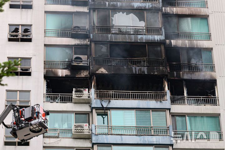 [서울=뉴시스] 권창회 기자 = 17일 서울 마포구 창전동 한 아파트에서 화재가 발생해 소방대원들이 잔불을 정리하고 있다. 2025.08.17. kch0523@newsis.com