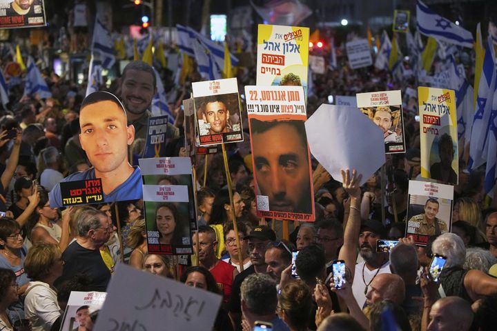 [텔아비브=AP/뉴시스] 이스라엘 인질 가족들이 26일(현지 시간) 가자지구 휴전 협상을 촉구하는 대규모 시위에 나선다. 사진은 지난 17일 이스라엘 텔아비브에서 정부의 가자지구 점령 계획에 반대하는 대규모 시위가 진행되는 모습. 2025.08.26.