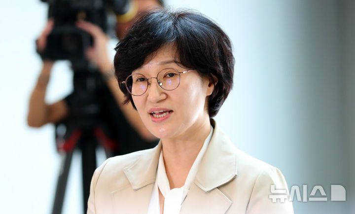 [서울=뉴시스] 김혜진 기자 = 원민경 여성가족부 장관 후보자가 지난달 18일 서울 서대문구 한국청소년활동진흥원에 마련된 인사청문회 준비 사무실로 출근하며 취재진 질문에 답변하고 있다. 2025.08.18. jini@newsis.com